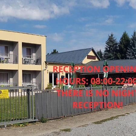 Grill Terasz Etterem Es Szallashely Mezőkövesd 外观 照片