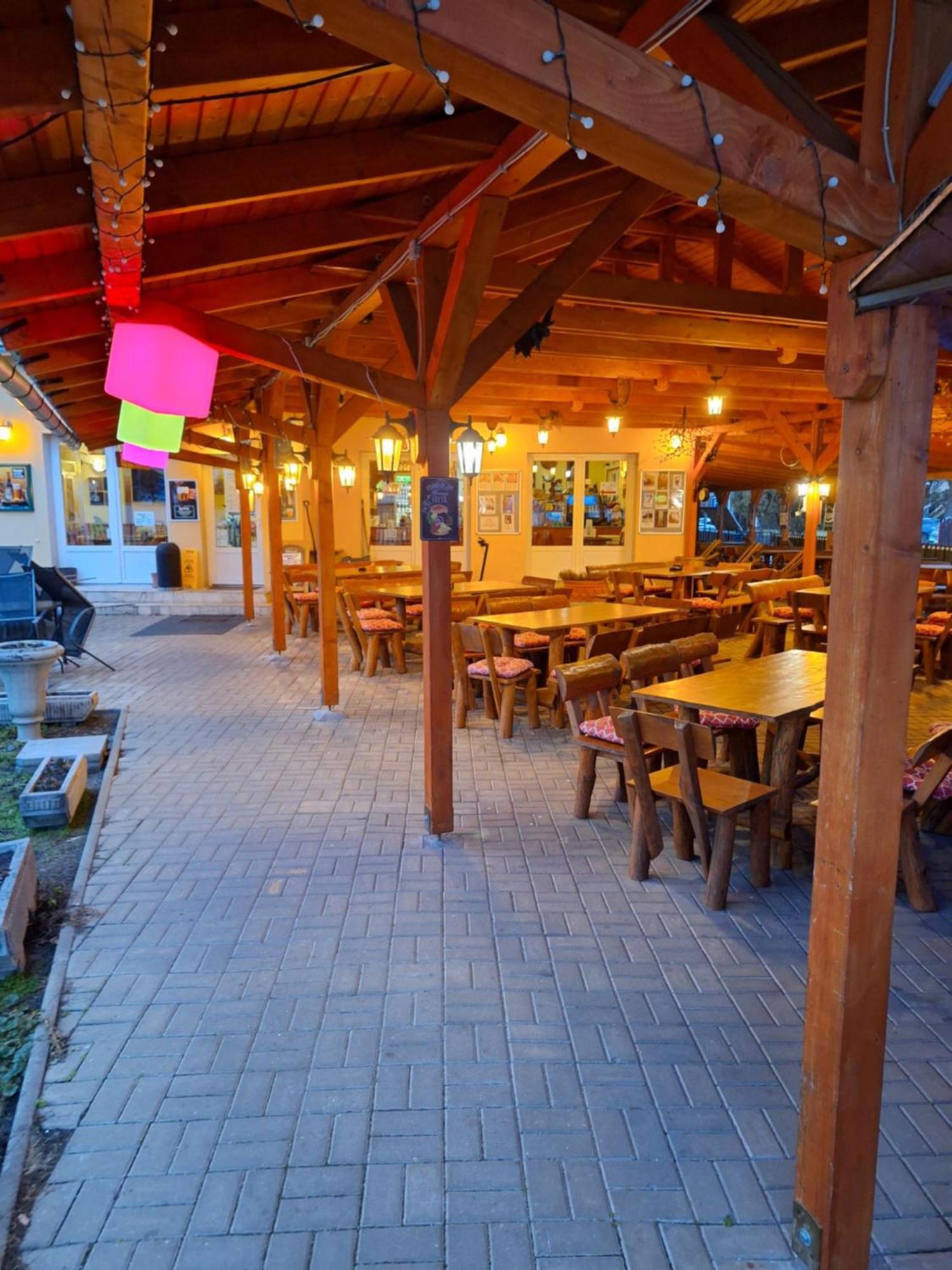 Grill Terasz Etterem Es Szallashely Mezőkövesd 外观 照片