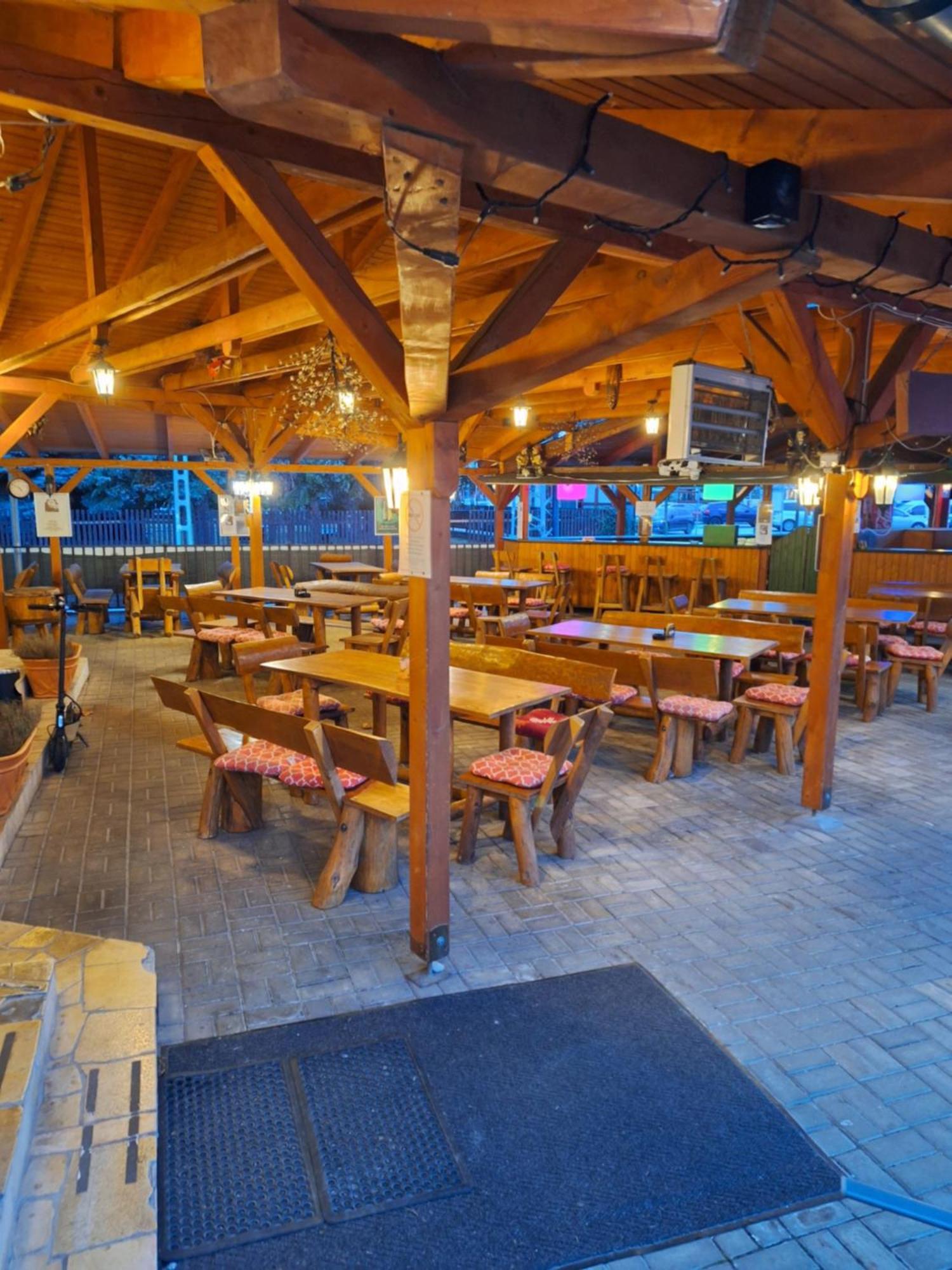 Grill Terasz Etterem Es Szallashely Mezőkövesd 外观 照片