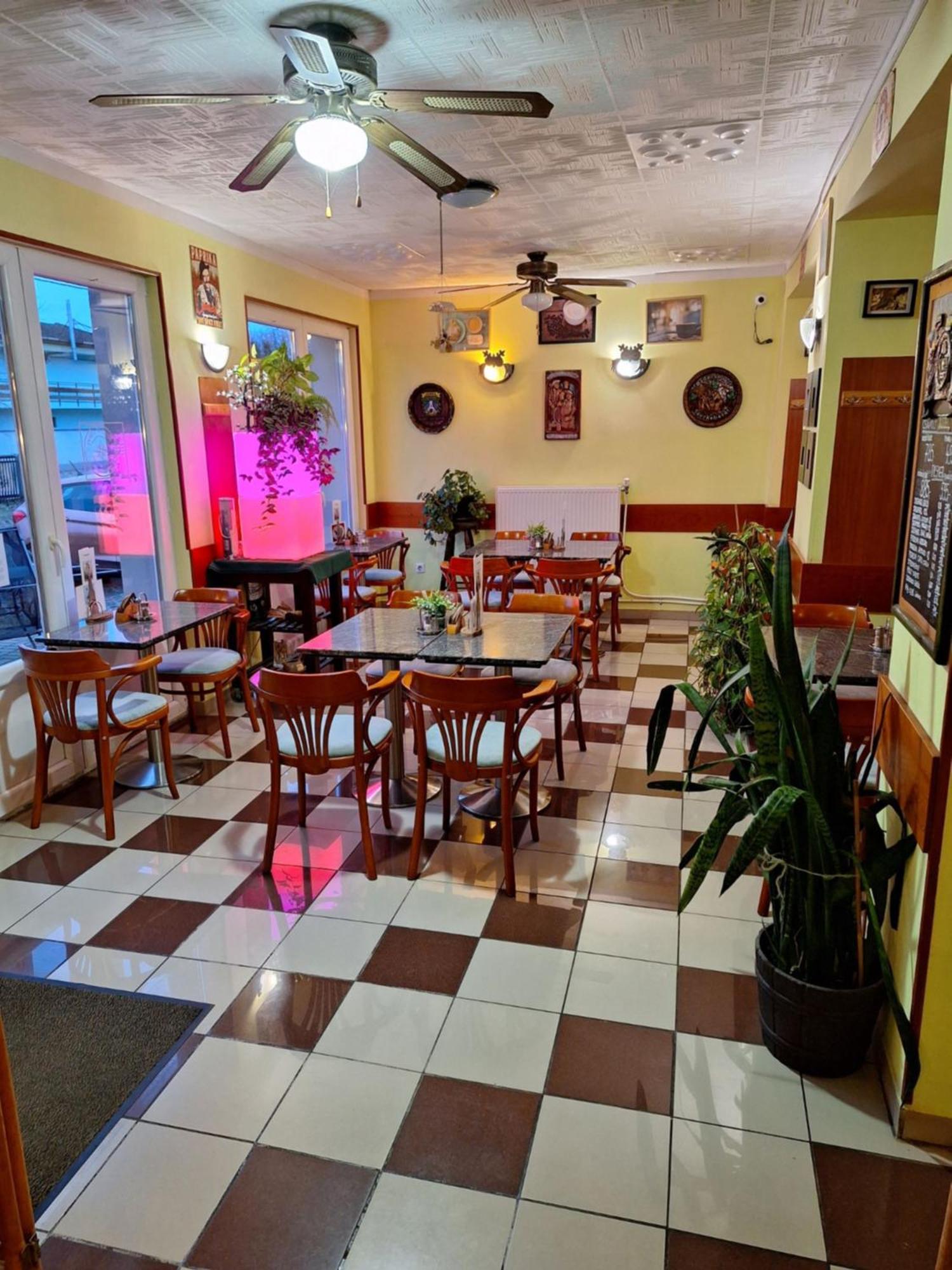 Grill Terasz Etterem Es Szallashely Mezőkövesd 外观 照片