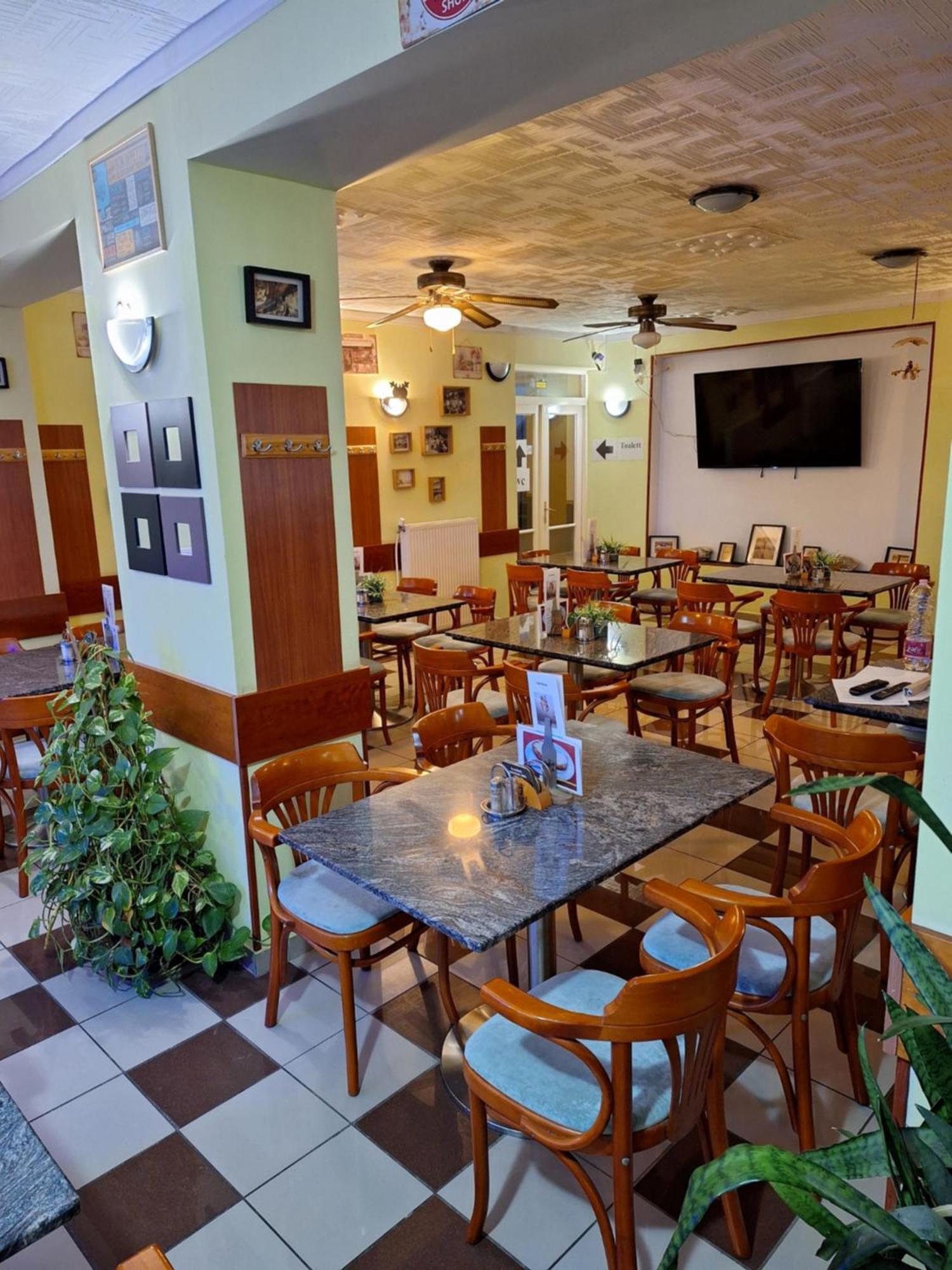 Grill Terasz Etterem Es Szallashely Mezőkövesd 外观 照片