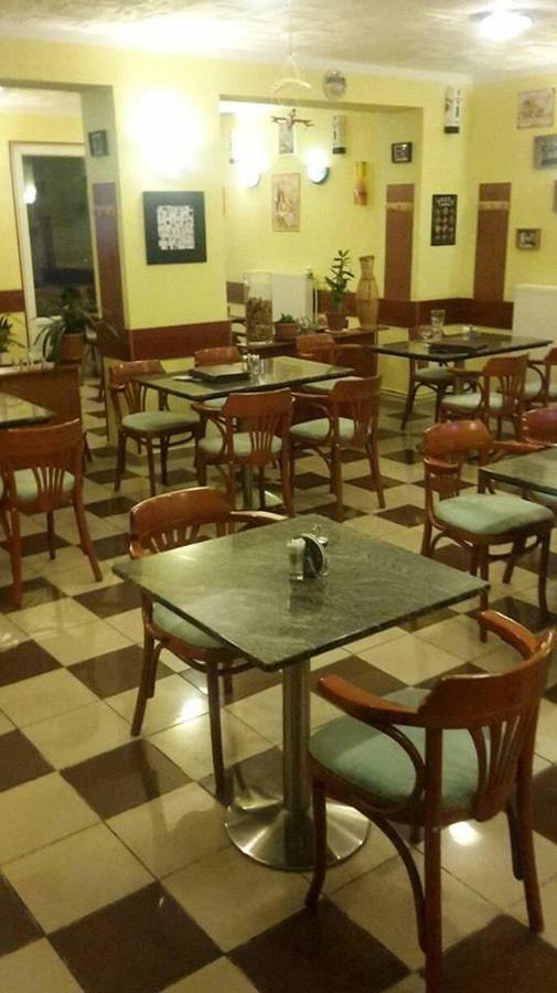 Grill Terasz Etterem Es Szallashely Mezőkövesd 外观 照片
